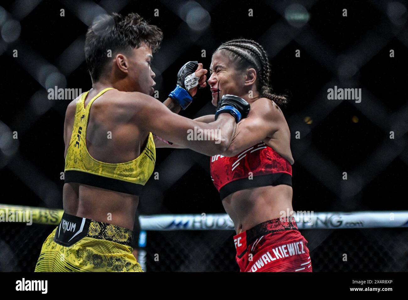Rio De Janeiro, Brazil. 04th May, 2024. RJ - RIO DE JANEIRO - 05/04/2024 - UFC 301 - Fighter Karolina Kowalkiewicz with gloves in red detail and fighter Iasmin Lucindo with gloves in blue detail during a fight in the women's Strawweight category on the UFC 301 Preliminary Card, held at Jeunesse Arena this Saturday (04). Photo: Thiago Ribeiro/AGIF Credit: AGIF/Alamy Live News Stock Photo