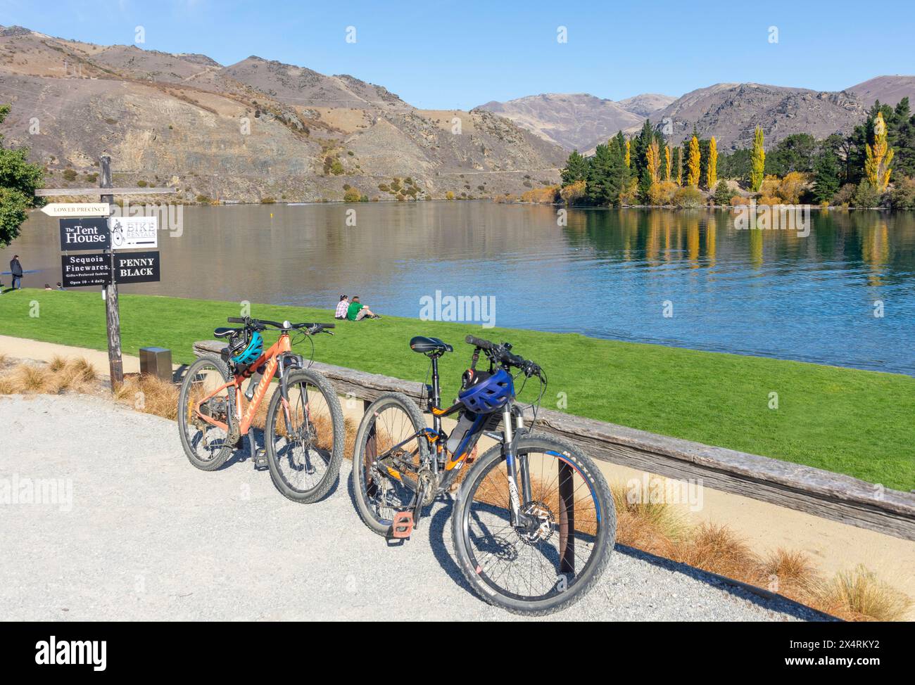Cyclists on lakefront from Cromwell Heritage Precinct, Melmore Terrace, Cromwell (Tirau), Central Otago, Otago, New Zealand Stock Photo