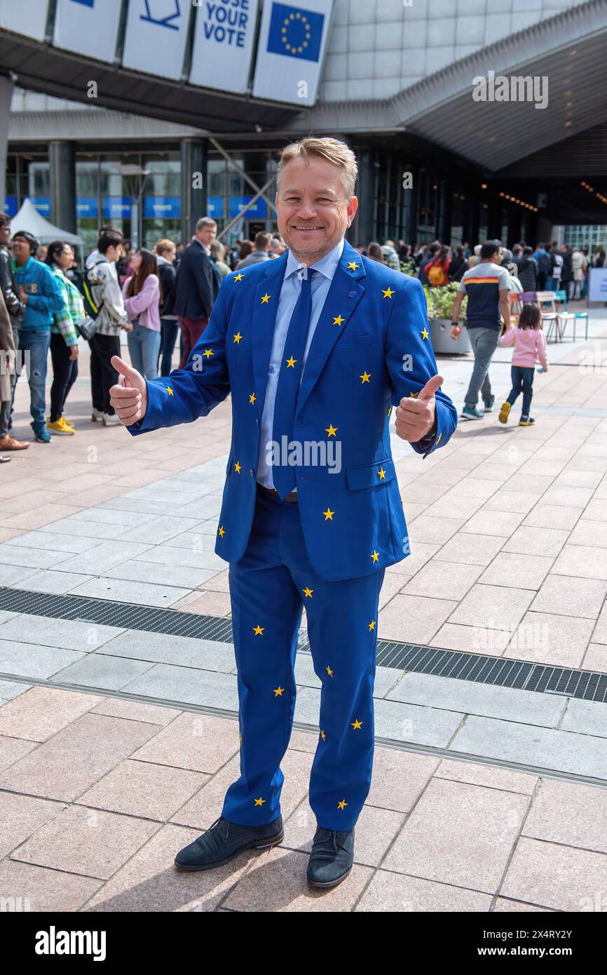 Candidate for the EP elections Jacob Stryhn from Denmark in his European star suit during an open day to celebrate the birthday of the European Parliament in Brussels. Celebrating the European Parliament's birthday in Brussels, visitors gained special access to the Parliament chambers and the iconic building itself. The open day featured informative stands on the upcoming European Parliament elections, fostering political engagement and dialogue. Against the backdrop of European democracy, attendees immersed themselves in the legislative process, symbolizing transparency and civic participati Stock Photo