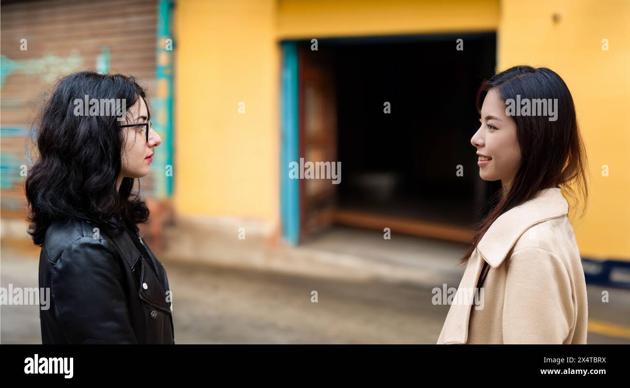Teen girl friends group fashion hi-res stock photography and images - Alamy
