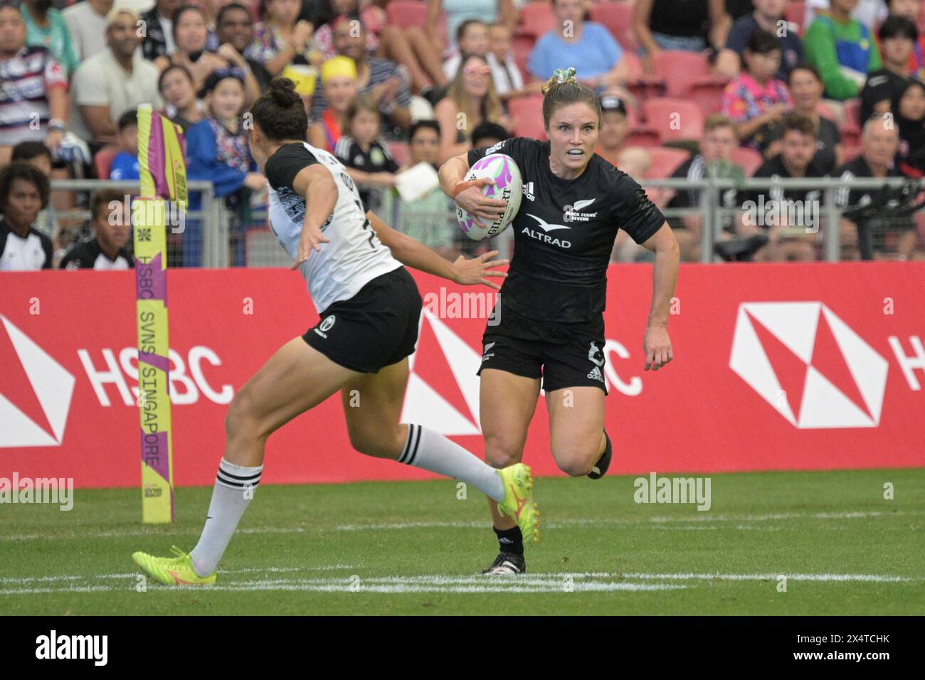 Singapore. 5th May, 2024. New Zealand's Michaela Blyde (R) runs with the ball to score a try during the women's semi-finals between New Zealand and Fiji at the HSBC Rugby Sevens tournament held in Singapore, on May 5, 2024. Credit: Then Chih Wey/Xinhua/Alamy Live News Stock Photo