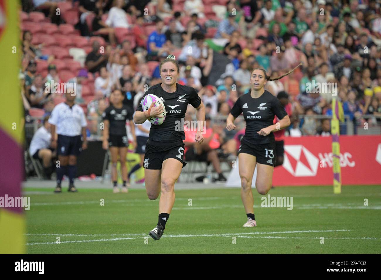 Singapore. 5th May, 2024. New Zealand's Michaela Blyde (L) runs with the ball to score a try during the women's semi-finals between New Zealand and Fiji at the HSBC Rugby Sevens tournament held in Singapore, on May 5, 2024. Credit: Then Chih Wey/Xinhua/Alamy Live News Stock Photo
