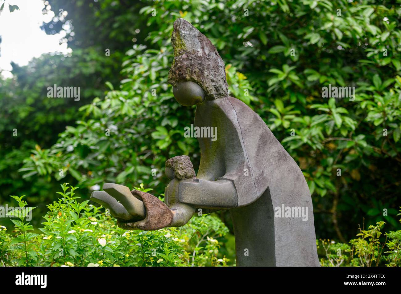 Swing Me Mama statue by Dominic Benhura at Singapore Botanic Gardens, Singapore Stock Photo
