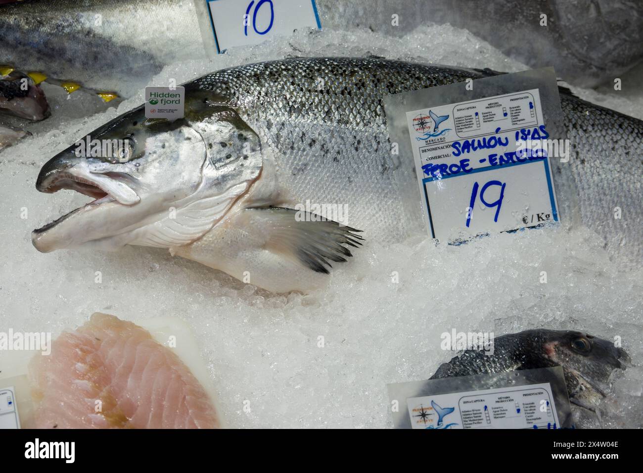 ganzer Lachs von den Feröer-Inseln in der Kühltheke im Mercado Nuestro Senora de Africa, Teneriffa, Kanarische Inseln, Spanien, Santa Cruz de Tenerife Stock Photo