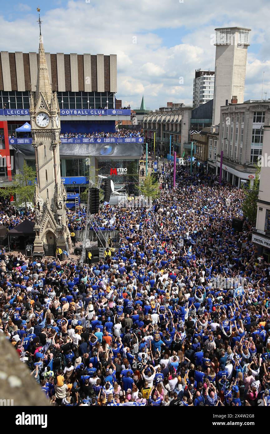 Leicester City fans cheer the players and management on the balcony during a parade in Leicester to celebrate winning the Sky Bet Championship title. Picture date: Sunday May 5, 2024. Stock Photo
