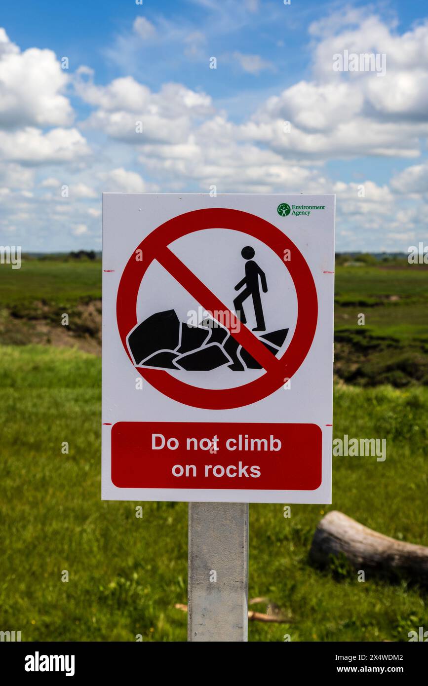 'Do not climb on rocks' sign along the Severn Way coastal path Stock Photo