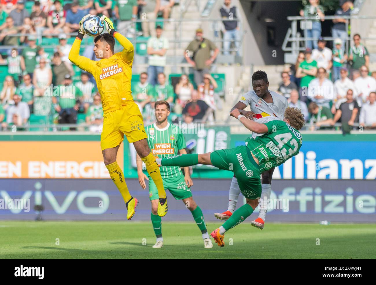 ABD0116 20240505 - WIEN - ÖSTERREICH: vlnr.: Niklas Hedl (SK Rapid), Leopold Querfeld (SK Rapid) und Karim Konate (RB Salzburg) am Sonntag, 05. Mai 2024, während einer Admiral Bundesliga-Begegnung, Meistergruppe, 8. Runde, zwischen SK Rapid und Red Bull Salzburg in Wien. - FOTO: APA/GEORG HOCHMUTH - 20240505 PD7181 Credit: APA-PictureDesk/Alamy Live News Stock Photo