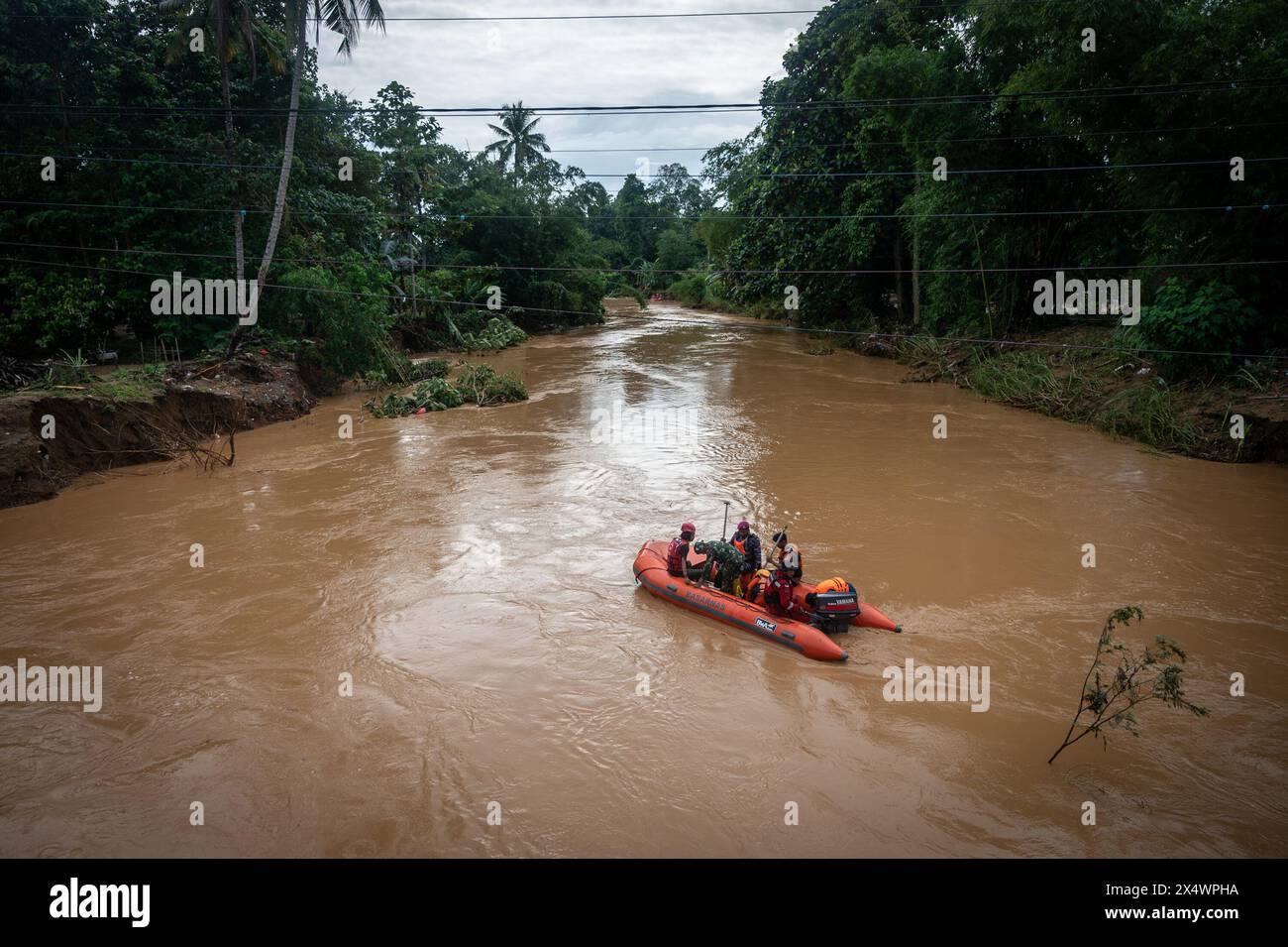 Luwu, Indonesia. 05th May, 2024. Rescue teams search for missing victims after flash floods in Suli sub-district, Luwu Regency. Floods of 3 meters in in depth has affected 13 sub-districts as water and mud covered the area and killed 14 people. More than 1,000 houses were affected, and 42 were swept off by the floods. Credit: SOPA Images Limited/Alamy Live News Stock Photo