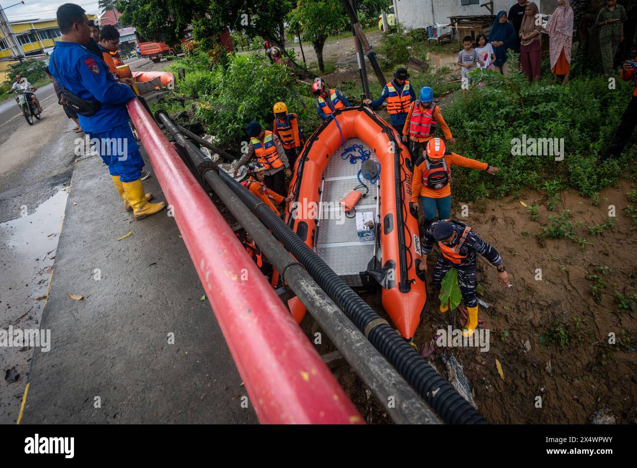 Luwu, Indonesia. 05th May, 2024. Rescue teams prepare to search for missing victims after flash floods in Suli sub-district, Luwu Regency. Floods of 3 meters in in depth has affected 13 sub-districts as water and mud covered the area and killed 14 people. More than 1,000 houses were affected, and 42 were swept off by the floods. (Photo by Hariandi Hafid/SOPA Images/Sipa USA) Credit: Sipa USA/Alamy Live News Stock Photo