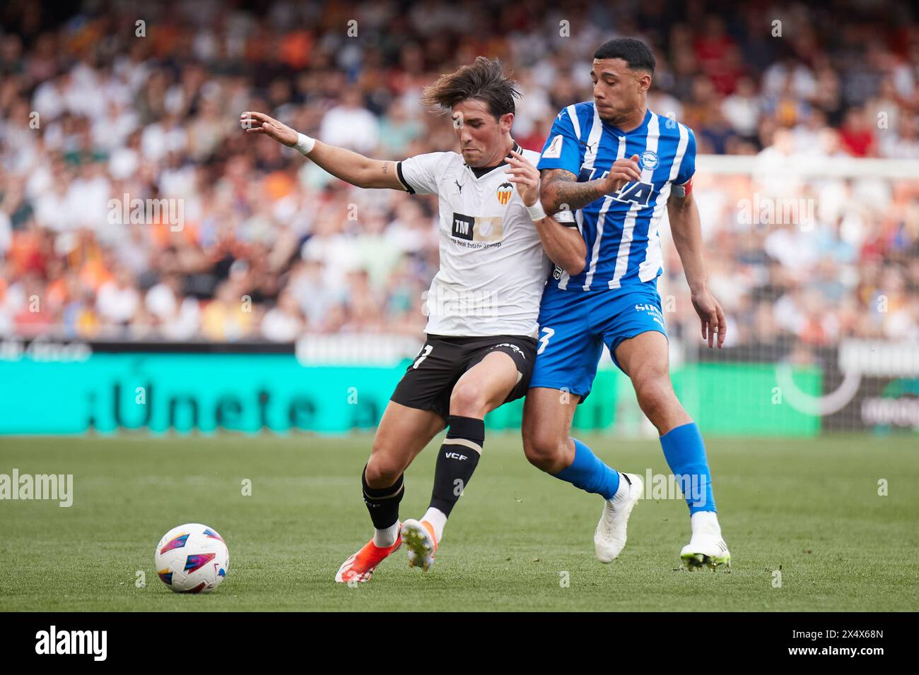 Valencia, Spain. 05th May, 2024. VALENCIA, SPAIN - MAY 5: Jesus Vazquez Left-Back of Valencia CF competes for the ball with Carlos Benavidez, Defensive Midfield of Deportivo Alaves during the LaLiga EA Sports match between Valencia CF and Deportivo Alaves at Mestalla Stadium, on May 5, 2024 in Valencia, Spain. (Photo By Jose Torres/Photo Players Images) Credit: Magara Press SL/Alamy Live News Stock Photo