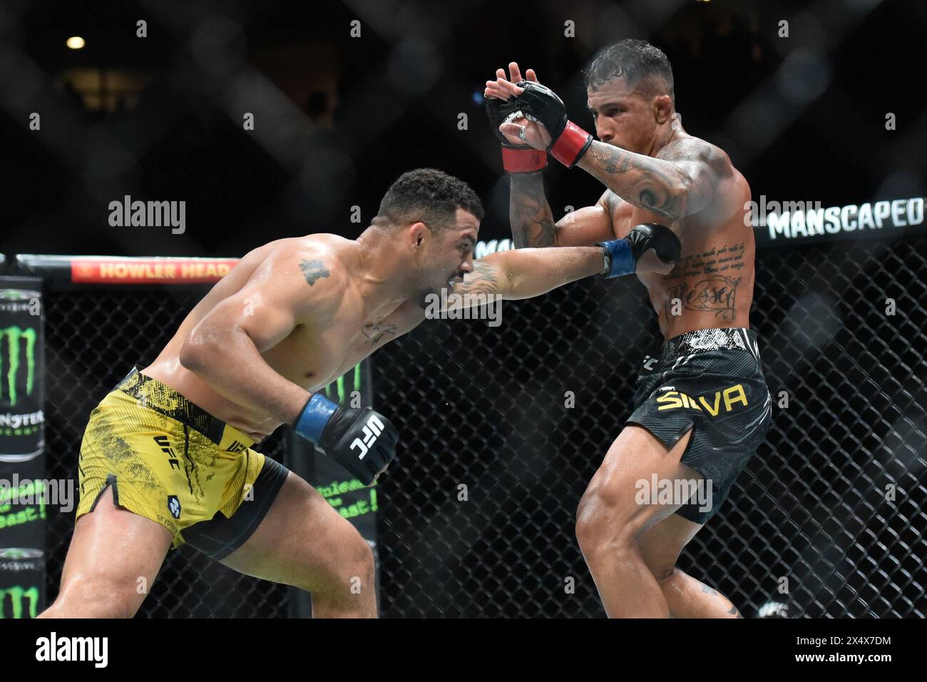 Rio De Janeiro, Rj, Brazil. 04th May, 2024. RIO DE JANEIRO, RJ - MAY 4: Joaquim Silva (red gloves) battles Drakkar Klose (blue gloves) in their lightweight fight during the UFC 301 event at Farmasi Arena on May 4, 2024 in Rio de Janeiro, RJ, Brazil. (Photo by Leandro Bernardes/PxImages) Credit: Px Images/Alamy Live News Stock Photo