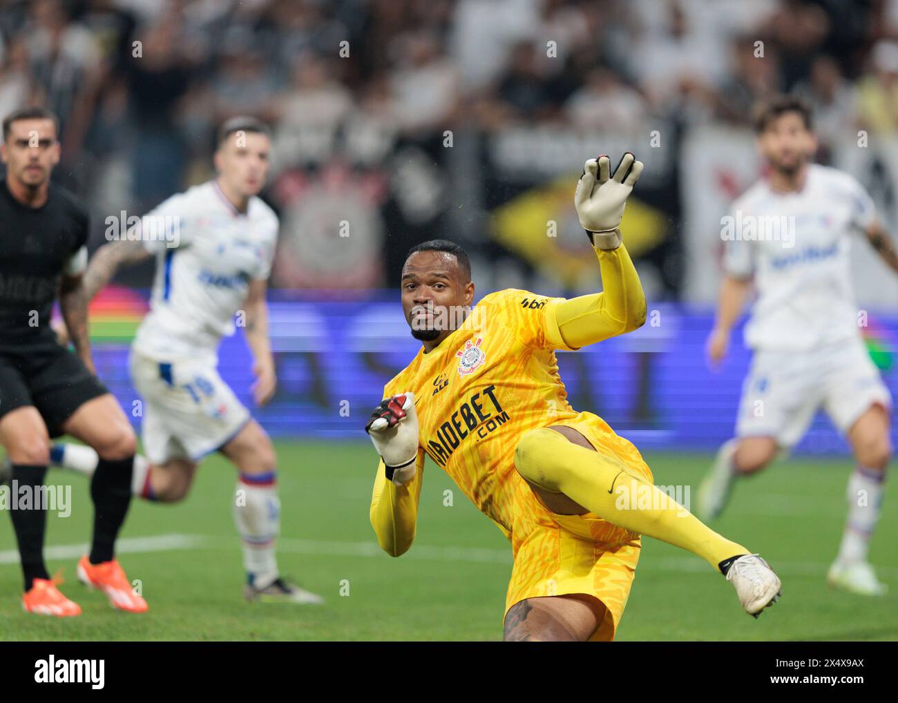 São Paulo (SP), May 4th, 2024 - Football / Brasileirão 2014 - Goalkeeper  Carlos Miguel from do Corinthians, during the match between Corinthians and  F Stock Photo - Alamy, image size:1300x1018