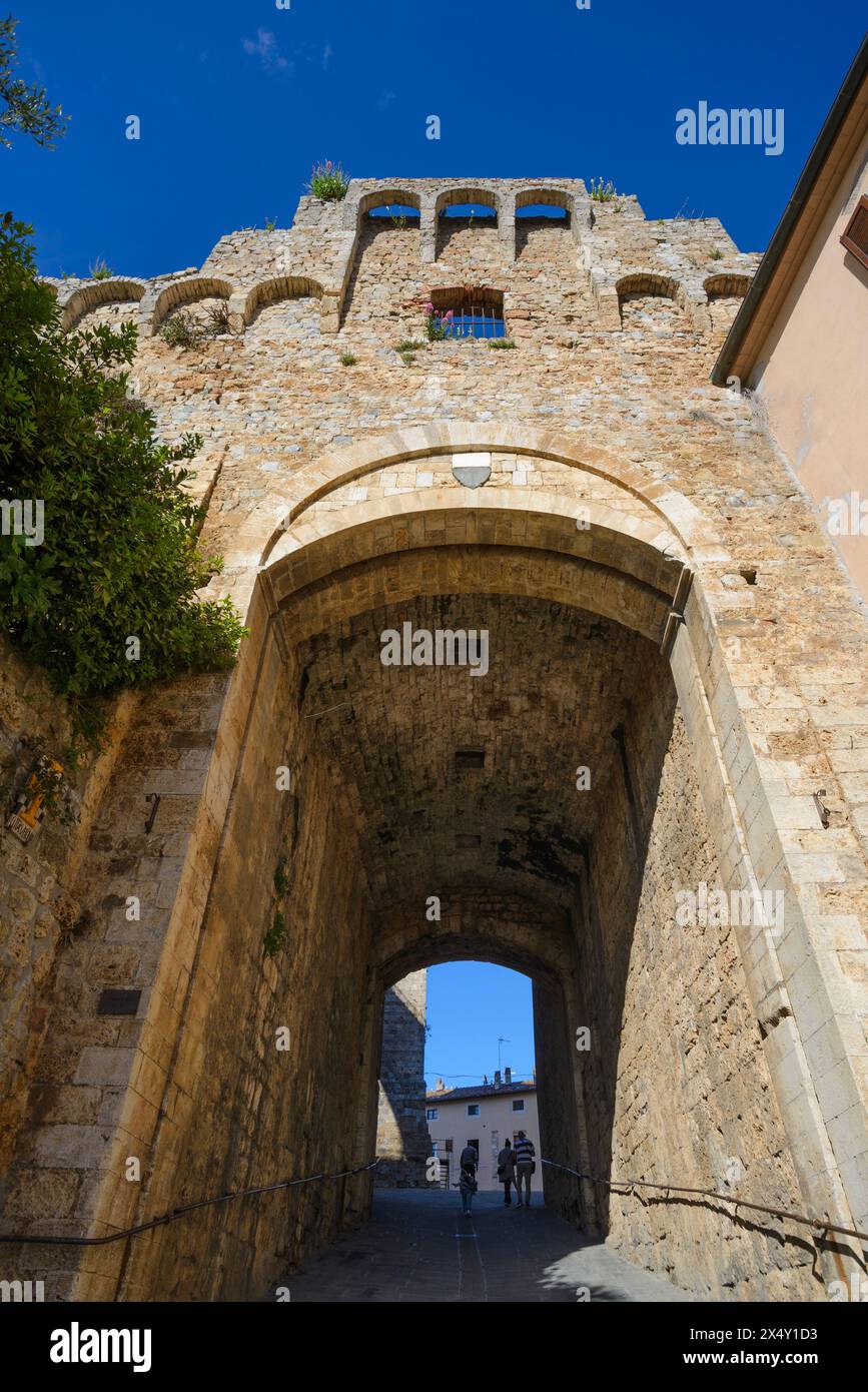 Gate connecting the Old Town with the New Town, Porta alle Silici, Massa Marittima, Tuscany, Italy Stock Photo