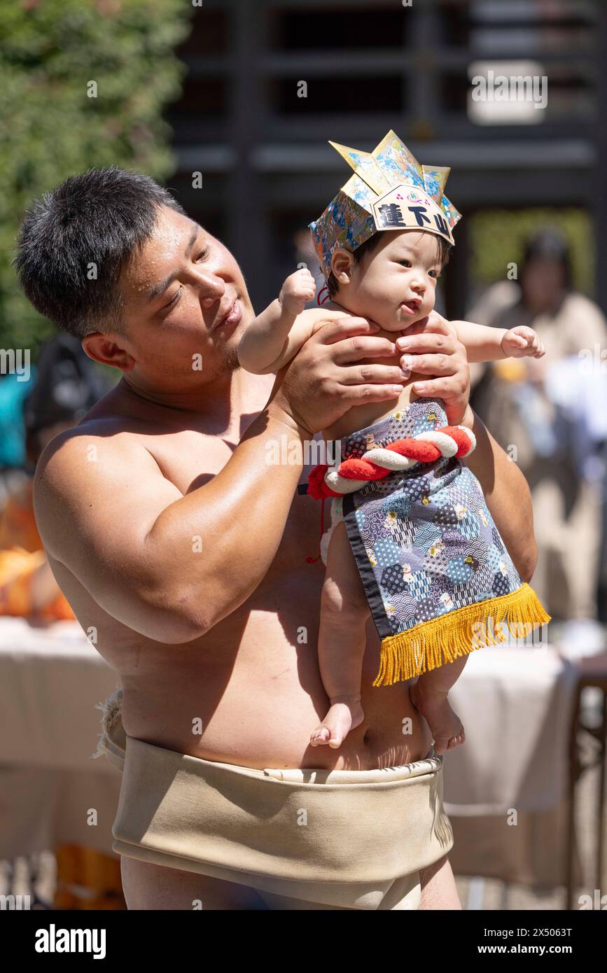Yokohama, Japan. 05th May, 2024. Sumo wrestler holds a baby in his arms during Nakizumo. Yokohama, May 5, 2024. - 20240505 PD2646 Credit: APA-PictureDesk/Alamy Live News Stock Photo