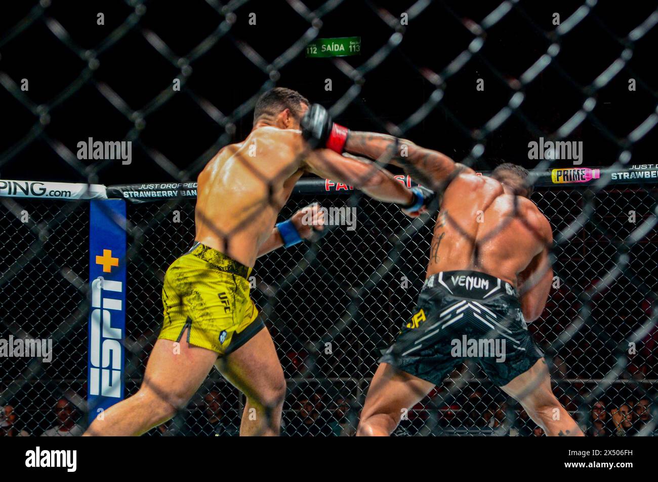 RIO DE JANEIRO, RJ - 04.05.2024: FARMASI ARENA RECEBE O UFC301 - UFC301 begins this Saturday (4), at Farmasi Arena, located in Barra da Tijuca, Rio de Janeiro. In the photo, athletes Joaquim Silva fight against Drakkar Klose. (Photo: Belga/Fotoarena) Stock Photo