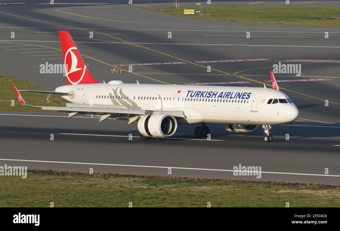 ISTANBUL, TURKIYE - NOVEMBER 05, 2022: Turkish Airlines Airbus A321-271NX (10751) landing to Istanbul International Airport Stock Photo
