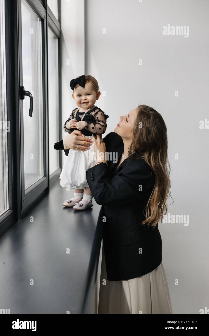 Woman toddler black white hi-res stock photography and images - Alamy
