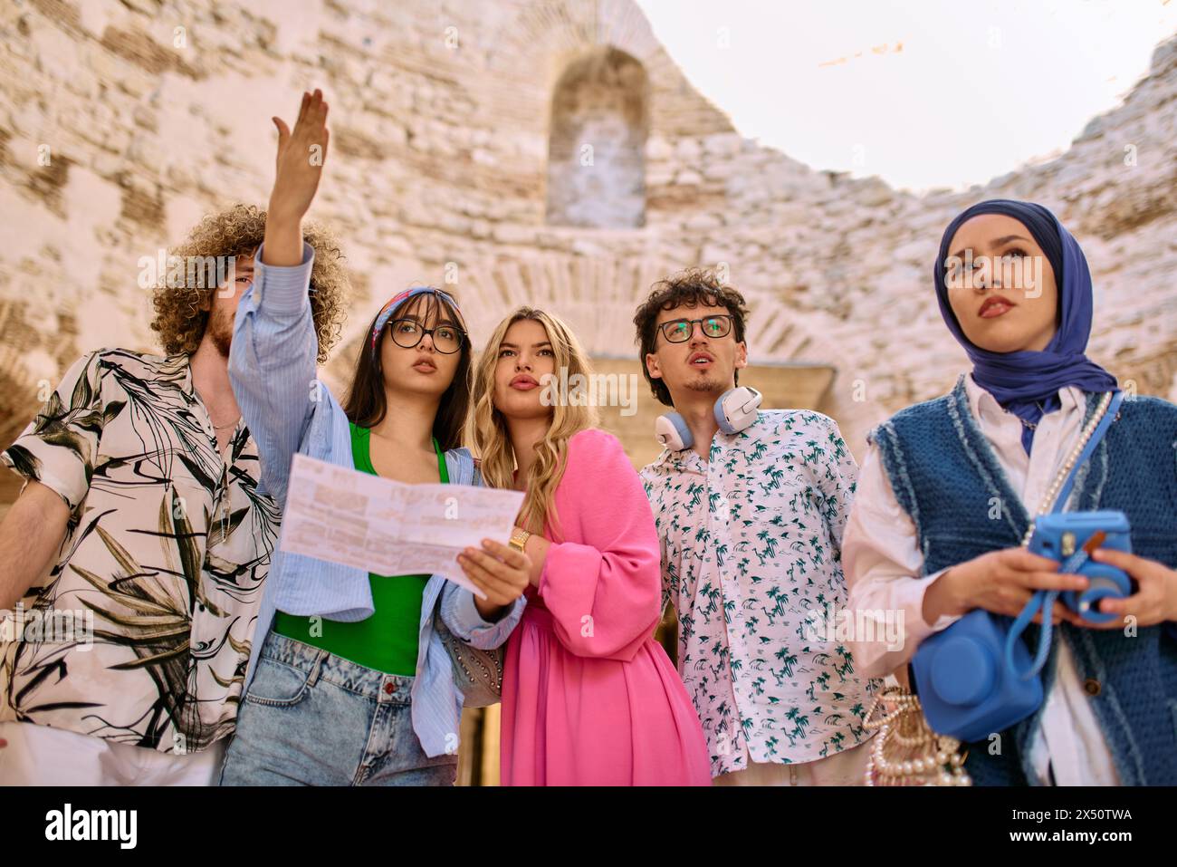 Group cheerful tourists map hi-res stock photography and images - Alamy