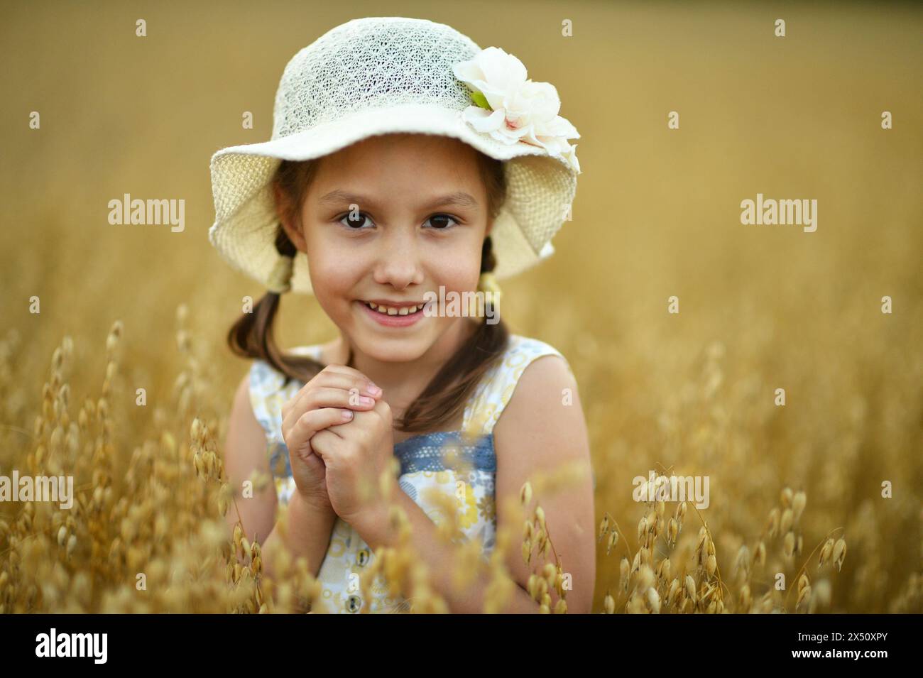 Cute little girl in the wheat field Stock Photo - Alamy