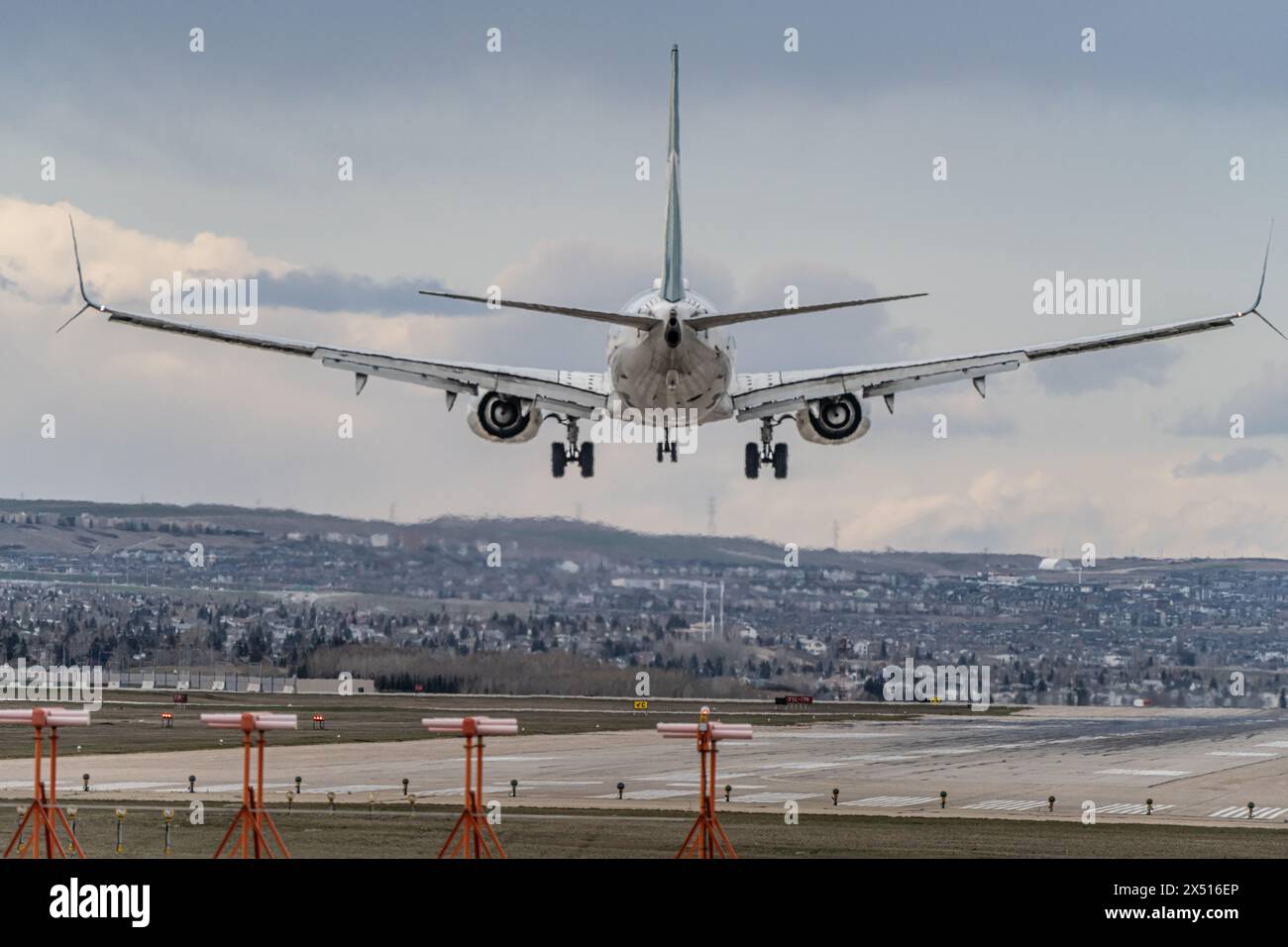 Airplane arriving airport terminal cloudy hi-res stock photography and ...
