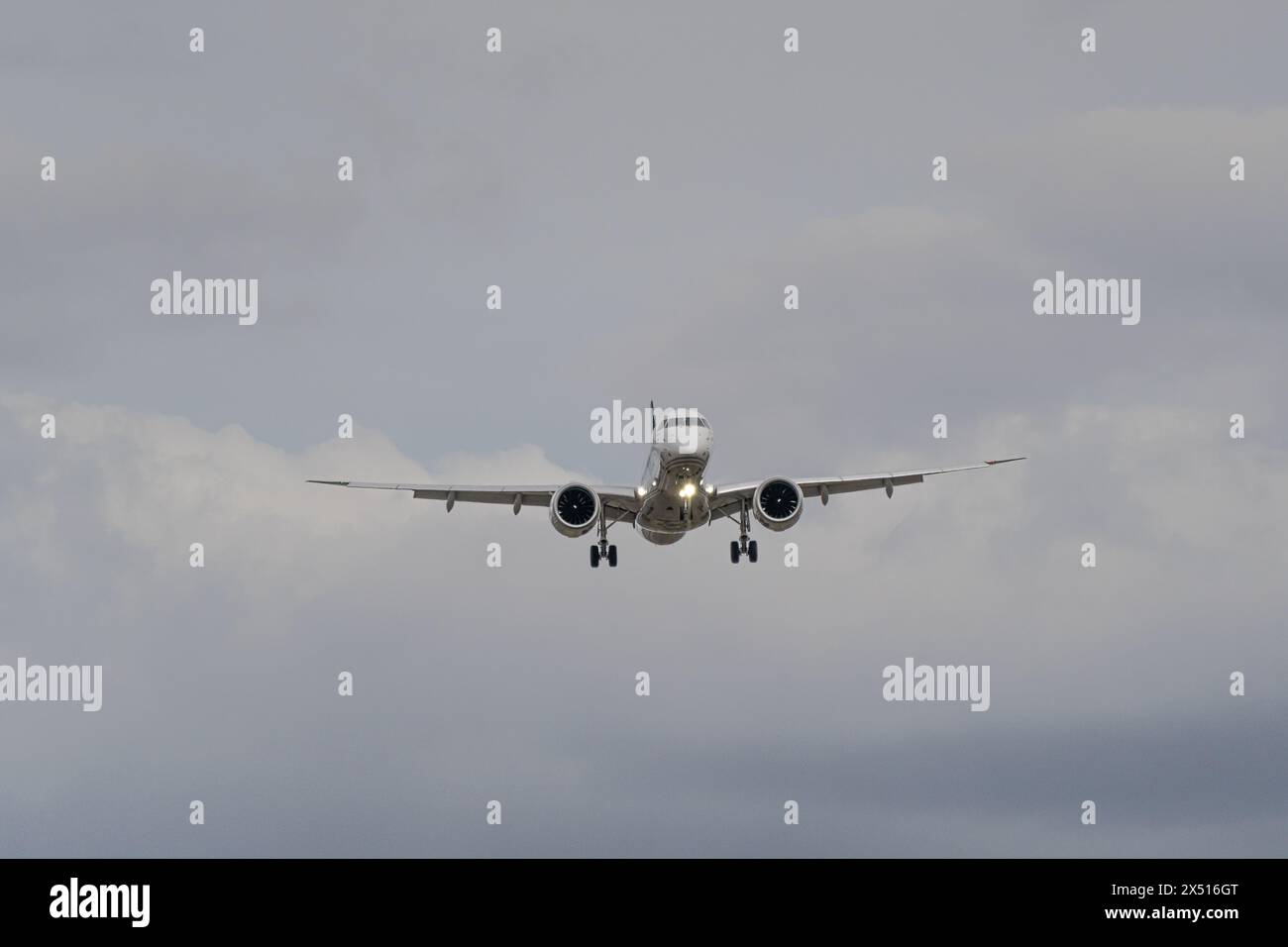 Airplane arriving airport terminal cloudy hi-res stock photography and ...