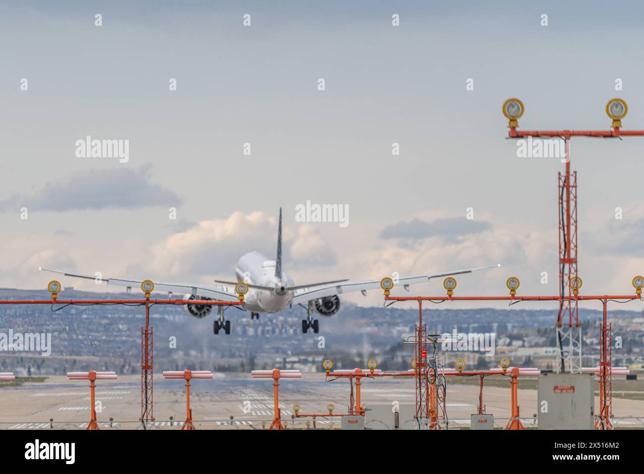 Airplane arriving airport terminal cloudy hi-res stock photography and ...