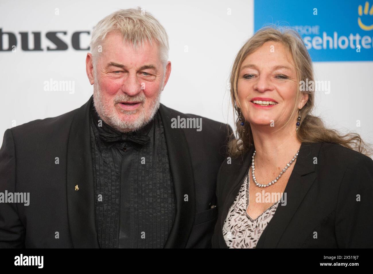 Heinz Hoenig ist schwer krank und braucht Hilfe. Seine Frau bittet um Spenden, da er nicht krankenversichert ist. ARCHIVFOTO Heinz HOENIG HoÂnig, Schauspieler, mit Ehefrau Gabriele LECHNER. Brustbild, Querformat, Die Verleihung der Goldenen Kamera, der Deutsche Film- und Fernsehpreis in Hamburg, Deutschland am 22.02.2018 *** Heinz Hoenig is seriously ill and needs help His wife asks for donations because he does not have health insurance ARCHIVE PHOTO Heinz HOENIG Hoenig , actor, with wife Gabriele LECHNER Bust portrait, landscape format, The Golden Camera Award Ceremony, the German Film and T Stock Photo