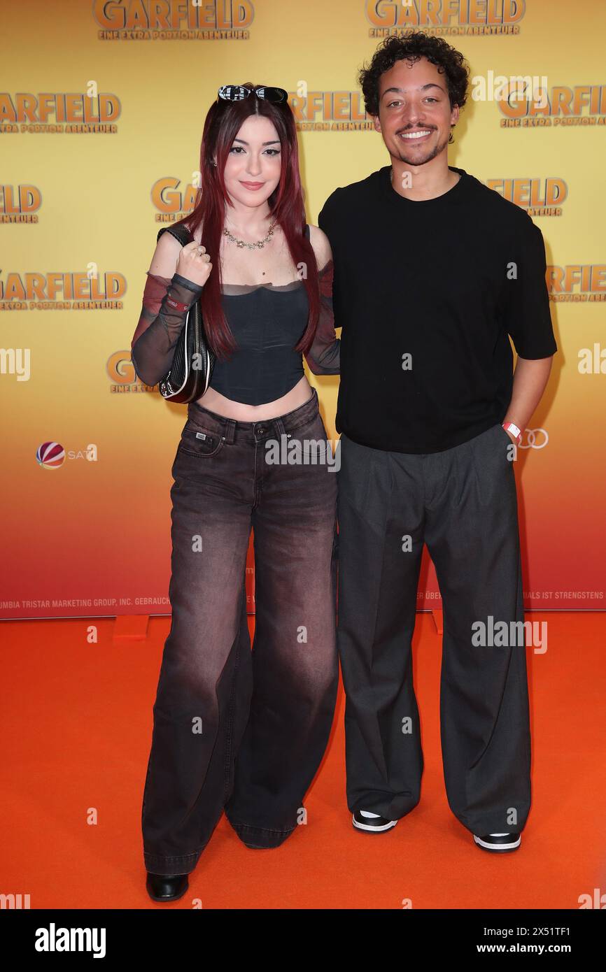 AnniTheDuck (aka Anissa Baddour) mit Aurel Mertz attends German Premiere  Animationmovie GARFIELD – EINE EXTRA PORTION ABENDTEUER Stock Photo - Alamy