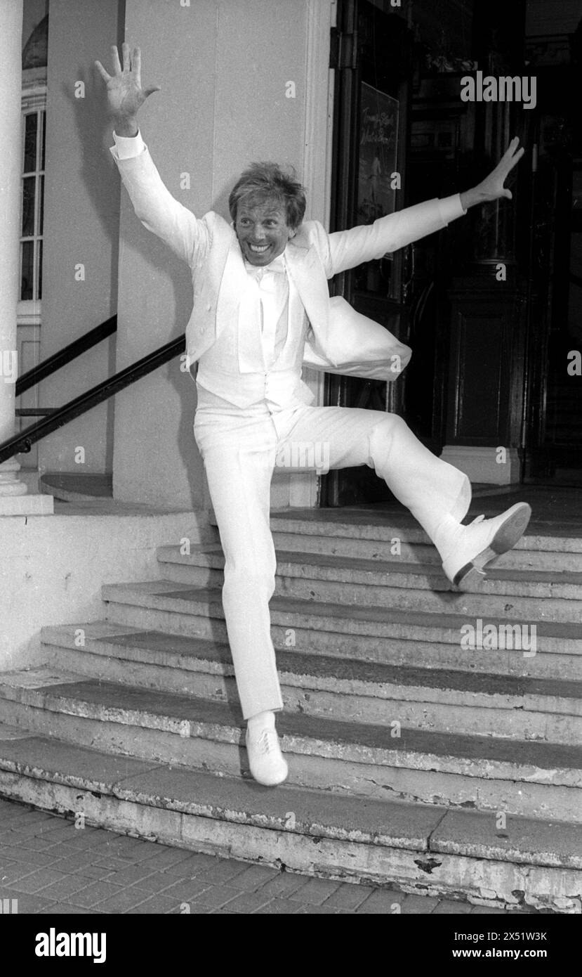 Tommy steele christmas theatre