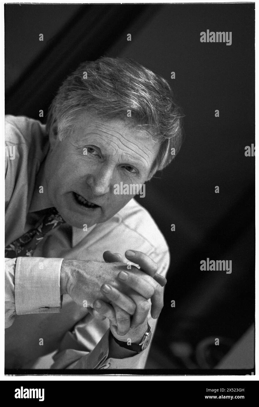 DAVID DIMBLEBY, BACKSTAGE, QUESTION TIME, 1994: A portriat of TV presenter and news anchor David Dimbleby just after he took over as the new presenter of Question Time backstage after the show at ITV Studios, Culverhouse Cross in Cardiff, Wales, UK on 17 March 1994. Photo: Rob Watkins. Stock Photo