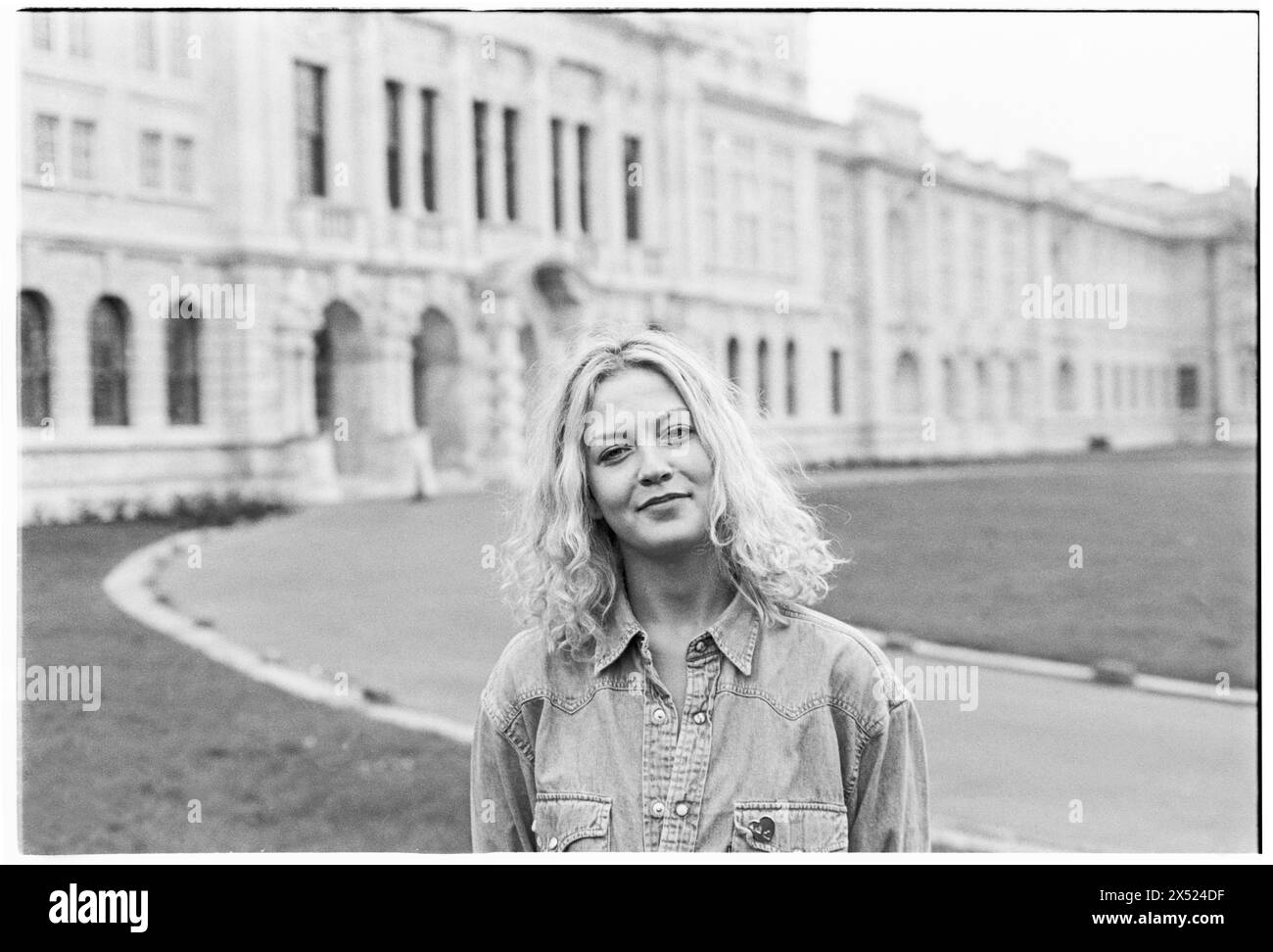 LIZ FULLER, MISS GREAT BRITAIN, STUDENT, 1996: A very young picture of model Liz Fuller – newly crowned Miss Great Britain – outside Main College at Cardiff University, Cardiff, UK on 29 May 1996. Liz won the Miss Great Britain title while she was still a university student. Photo: Rob Watkins. INFO: Elizabeth Angela Fuller (born 30 December 1975) is a Welsh actress, model and beauty pageant titleholder initially known for being Miss Great Britain 1996–97. She went on to build a career as a model and TV Presenter. Stock Photo