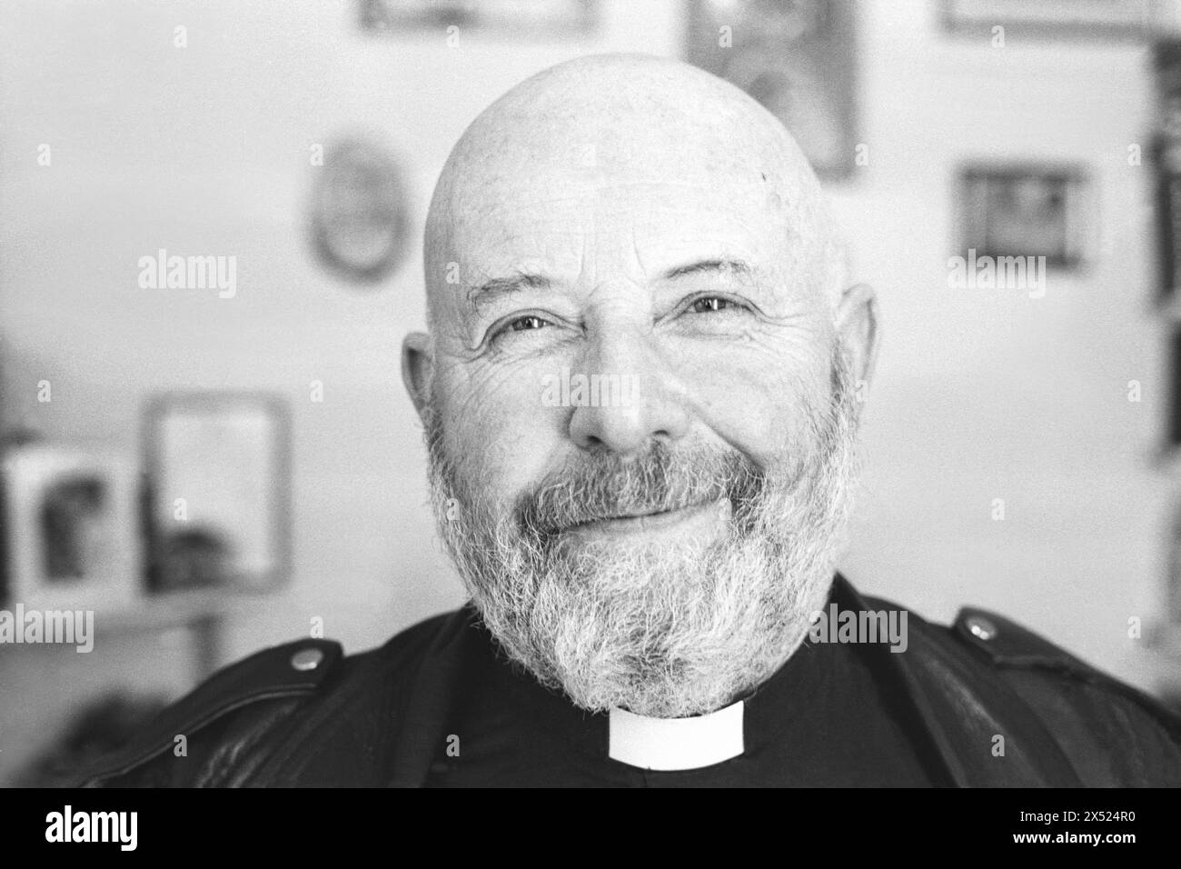 LIONEL FANTHORPE, AUTHOR, PRIEST, 1997: A portrait of author Lionel Fanthorpe at his home in Cardiff, Wales, UK on 20 January 1997. INFO: Lionel Fanthorpe, a British author and television presenter, was born on January 17, 1935, in Dereham, Norfolk, England. Renowned for his prolific output of science fiction and supernatural novels, he became a cult figure in genre fiction. Stock Photo