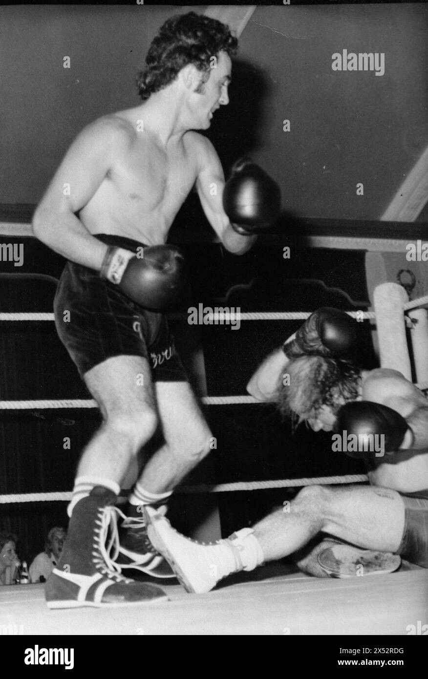 WATERLOOVILLE FEATHERWEIGHT BOXER WAYNE EVANS , RIGHT, KNOCKS DAVE TUOHEY TO THE CANVAS AT PORTSMOUTH GUILDHALL. 1975 PIXC MIKE WALKER 1975 Stock Photo