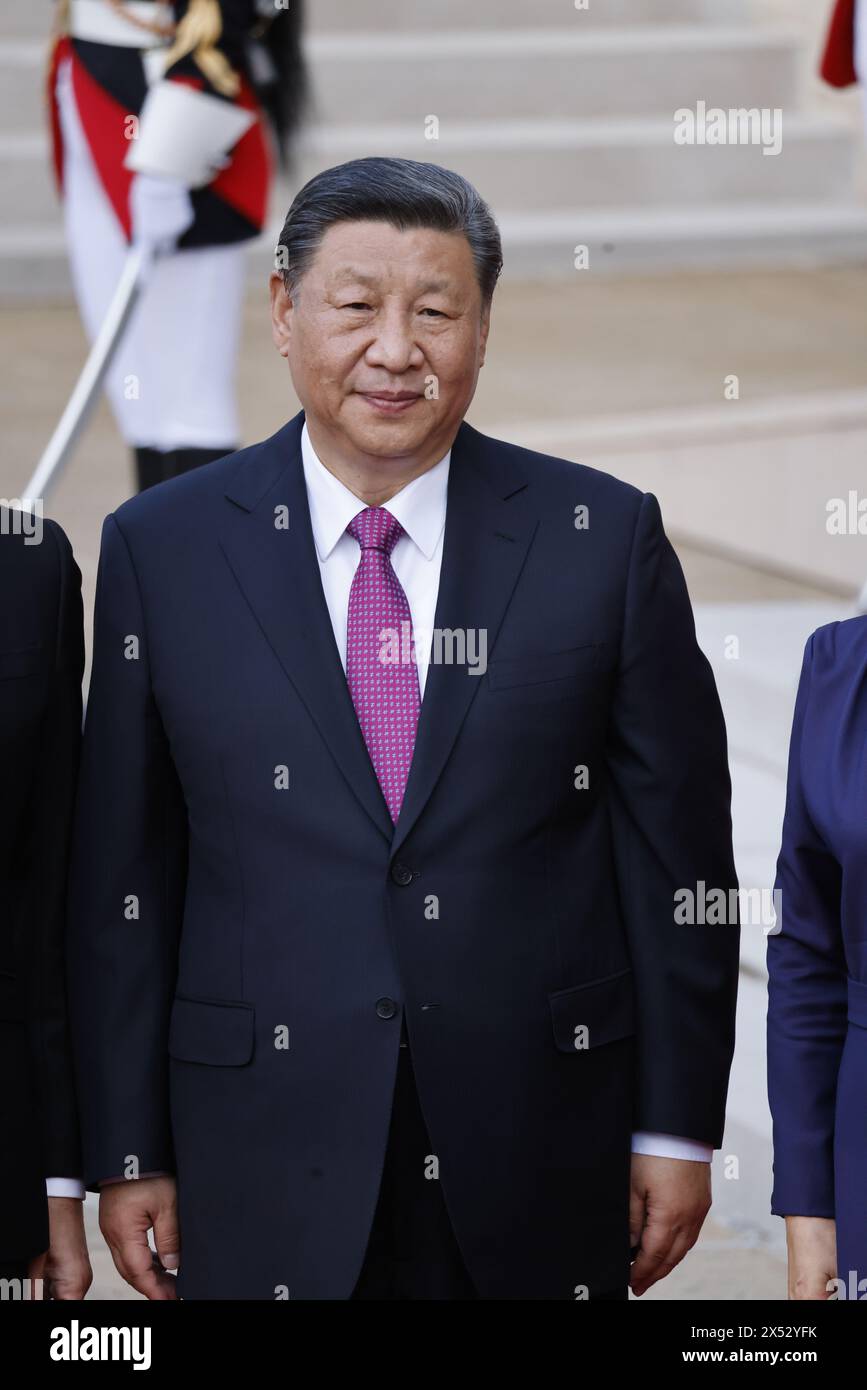 Paris, France. 6th May, 2024. French President Emmanuel Macron and his wife Brigitte Macron receive Chinese President Xi Jinping and his wife Peng Liyuan for a state dinner on May 6, 2024 at the Elysee presidential palace in Paris, France. Credit: Bernard Menigault/Alamy Live News Stock Photo