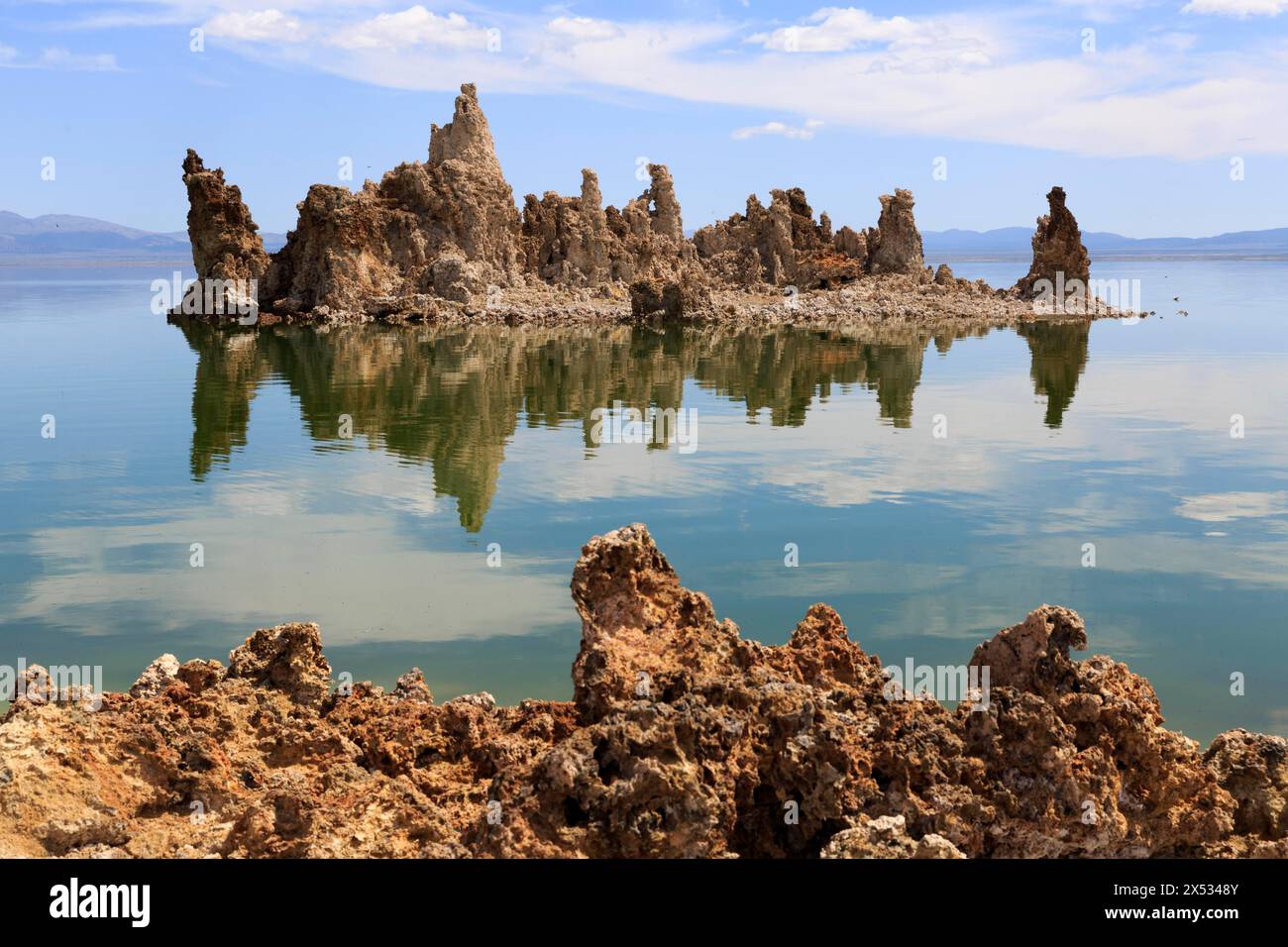 Peaceful scene with limestone rocks reflected in the clear water surface, Mono Lake, North America, USA, South-West, California, California Stock Photo