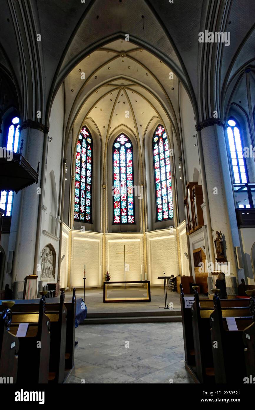 Sankt-Petri-Kirche, parish church, construction began in 1310, Moenckebergstrasse, Wide-angle view of a Gothic church interior with stained glass Stock Photo