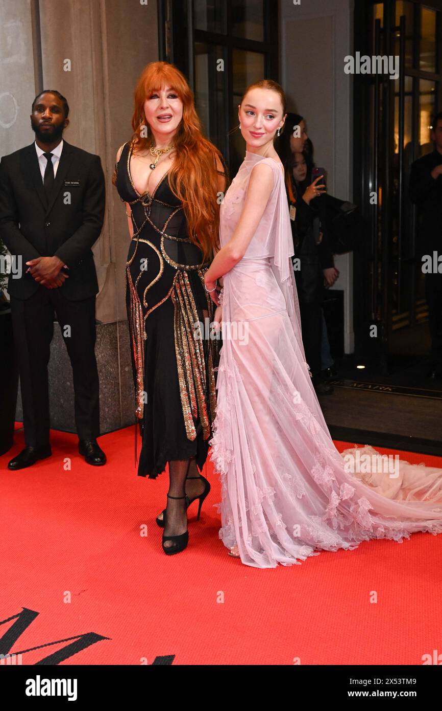Phoebe dynevor hi-res stock photography and images - Alamy