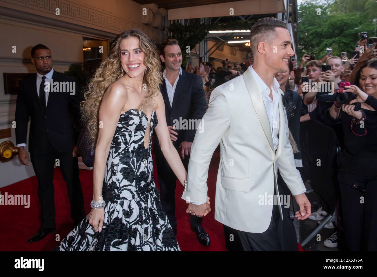 NEW YORK, NEW YORK - MAY 06: Allison Williams and Alexander Dreymon ...