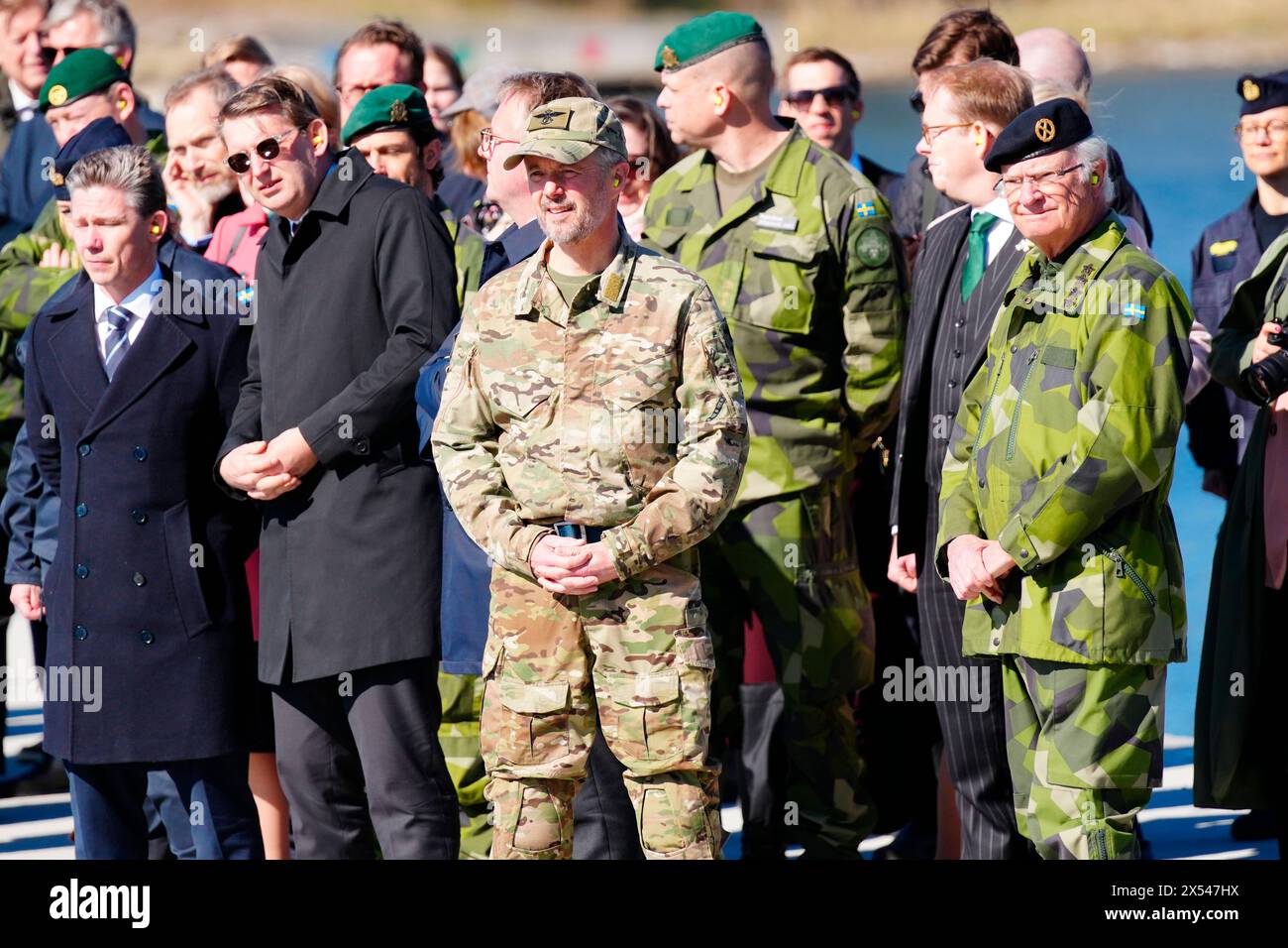 Stockholm, Sweden. 07th May, 2024. Denmarks King Frederik X, along with Swedens King Carl XVI Gustaf, visits Stockholm's amphibious regiment at the naval station Berga, Tuesday, May 7, 2024. During the visit, the king and the Swedish king are shown a Combat Boat 90 and various naval capabilities at sea. In addition, they get the opportunity to talk to Swedish attack divers. On Monday and Tuesday, the Danish royal couple will make their first state visit to Sweden. Credit: Ritzau/Alamy Live News Stock Photo