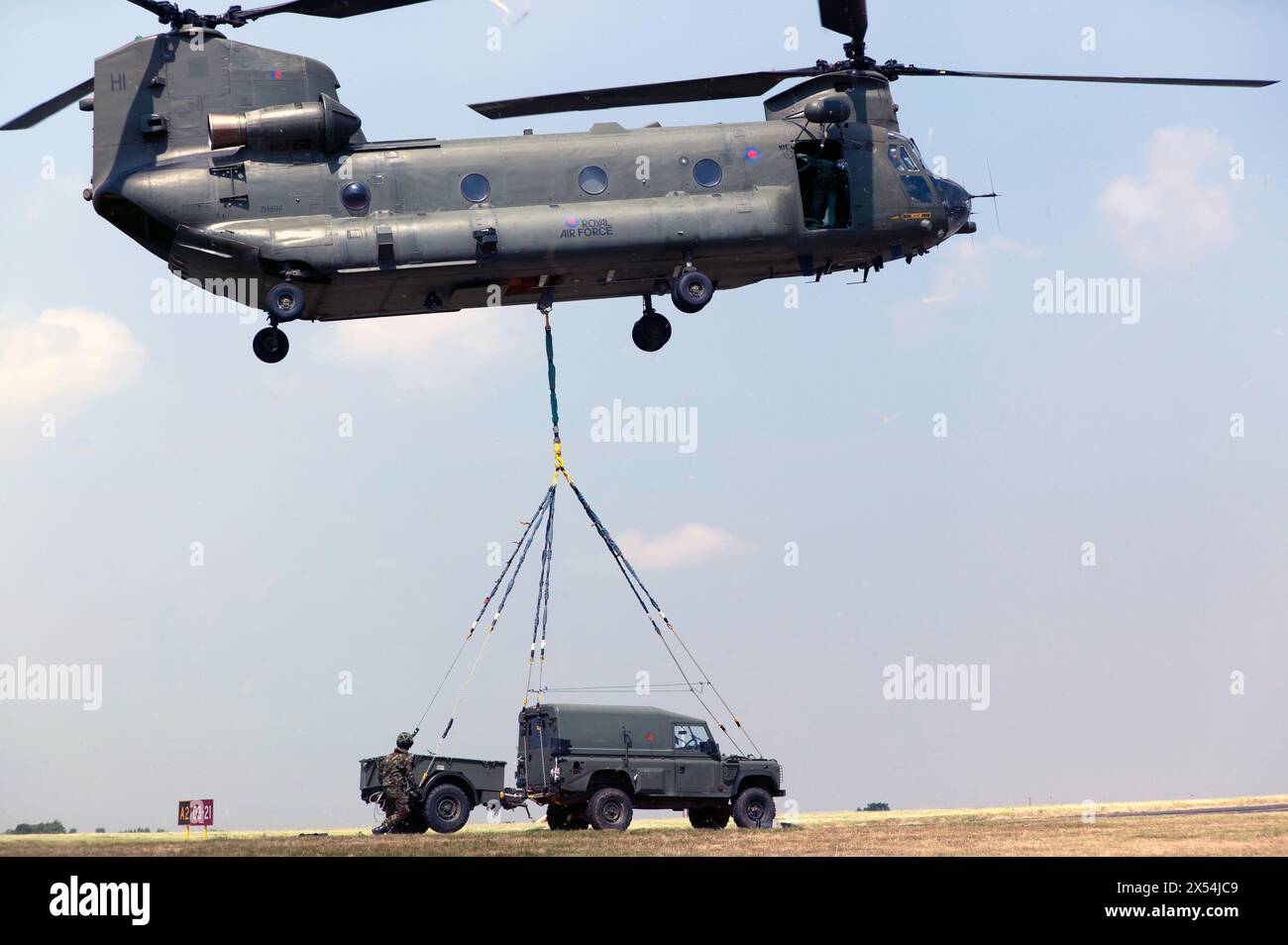 RAF Chinook HC.2 ZH894 carrying an underslung Land Rover and Trailer combo during a  tactical display at Biggin Hill Air Show, June, 2010. Stock Photo