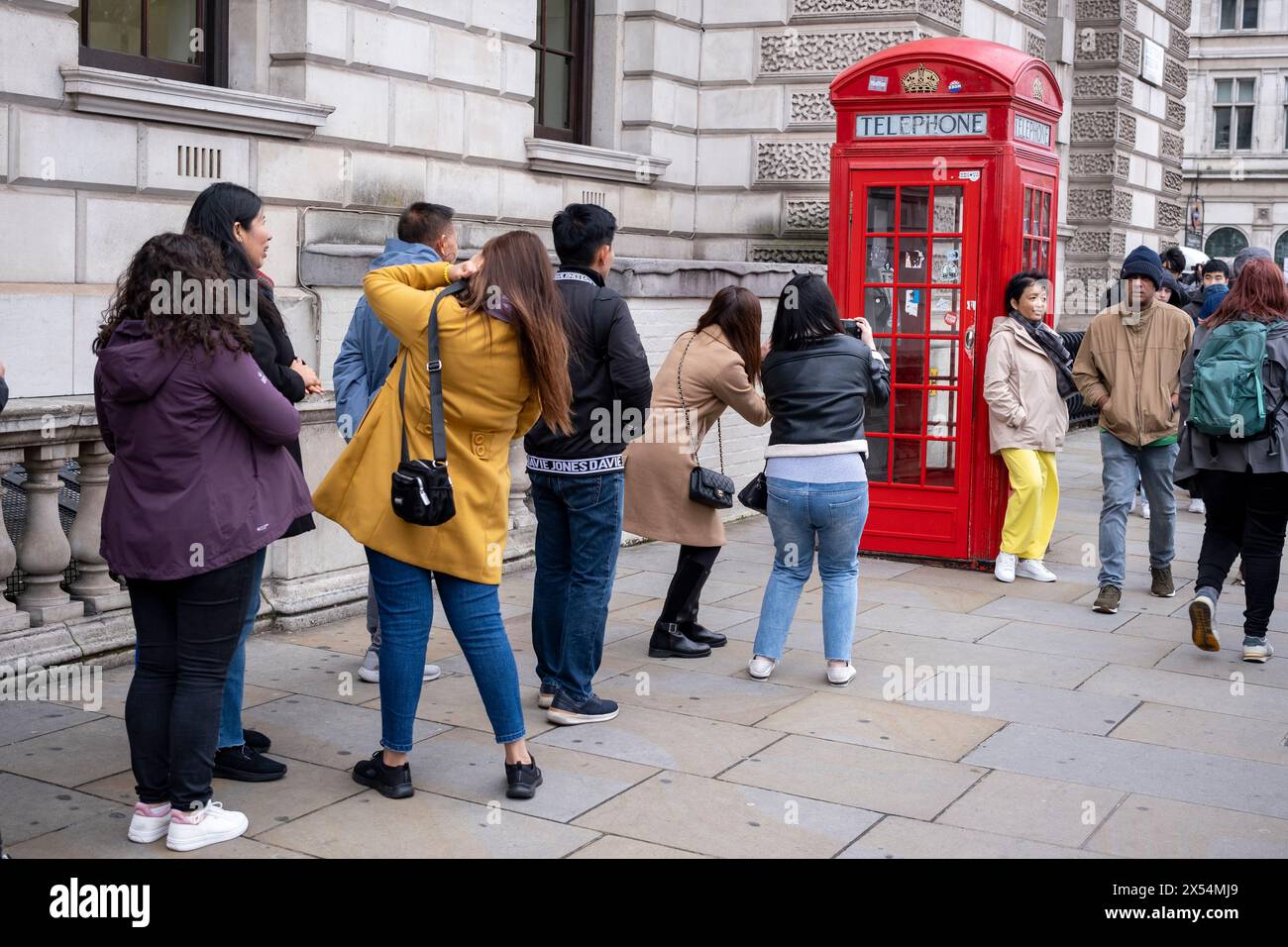 Queue of people uk telephone box hi-res stock photography and images ...