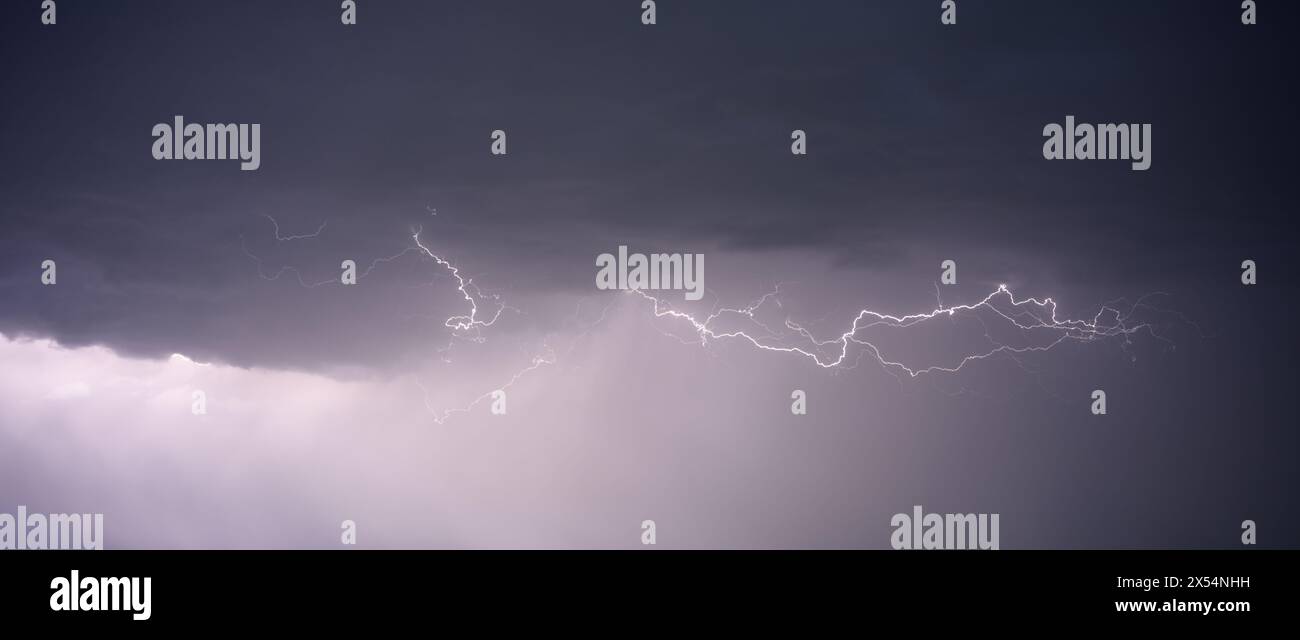 Photography of lightning in the dark night sky Stock Photo - Alamy