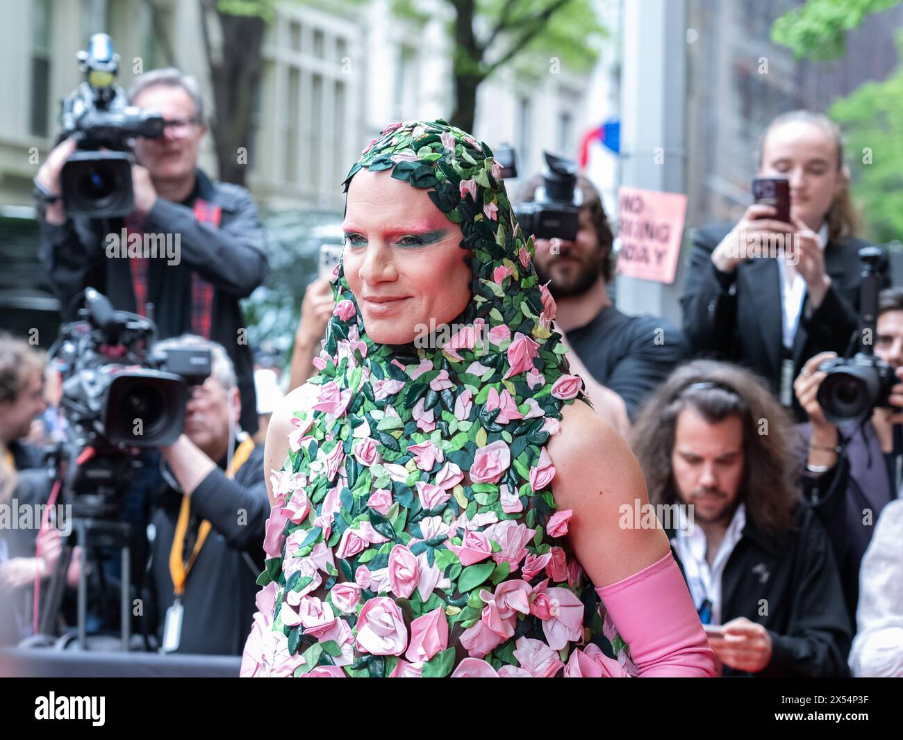 Jordan Roth departs The Mark Hotel for the 2024 Met Gala in New York ...