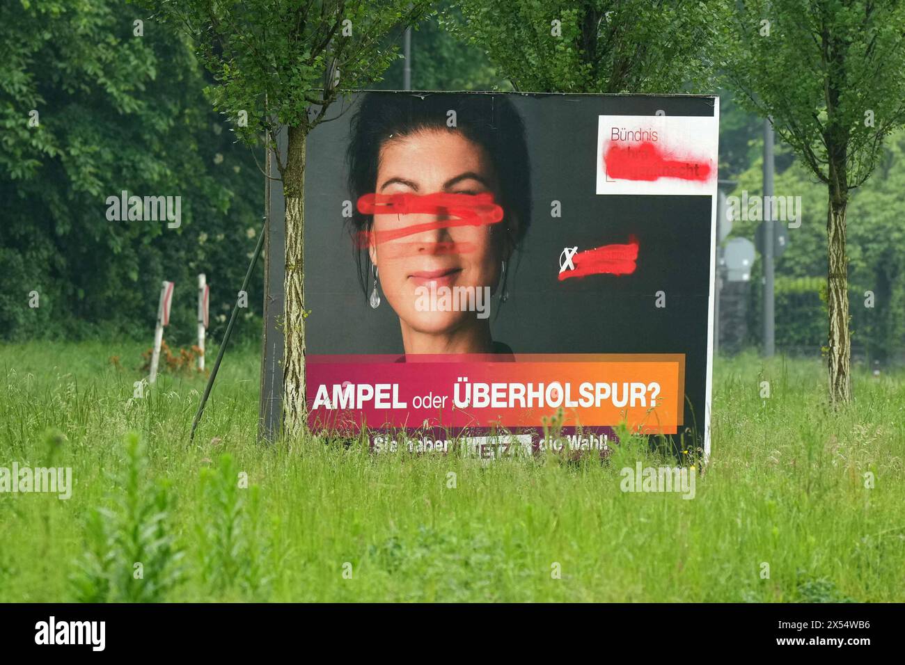 Politik Europawahl, 2024 EU Elections, Wahlpakat, Politik, Wahlspruch, Ampel oder Überholspur Sahra Wagenknecht , Sahra Wagenknecht Bündes. Plakat schmieren, *** Politics European Elections, 2024 EU Elections, election package, politics, election slogan, traffic light or fast lane Sahra Wagenknecht, Sahra Wagenknecht Bündes Plakat schmieren, Stock Photo