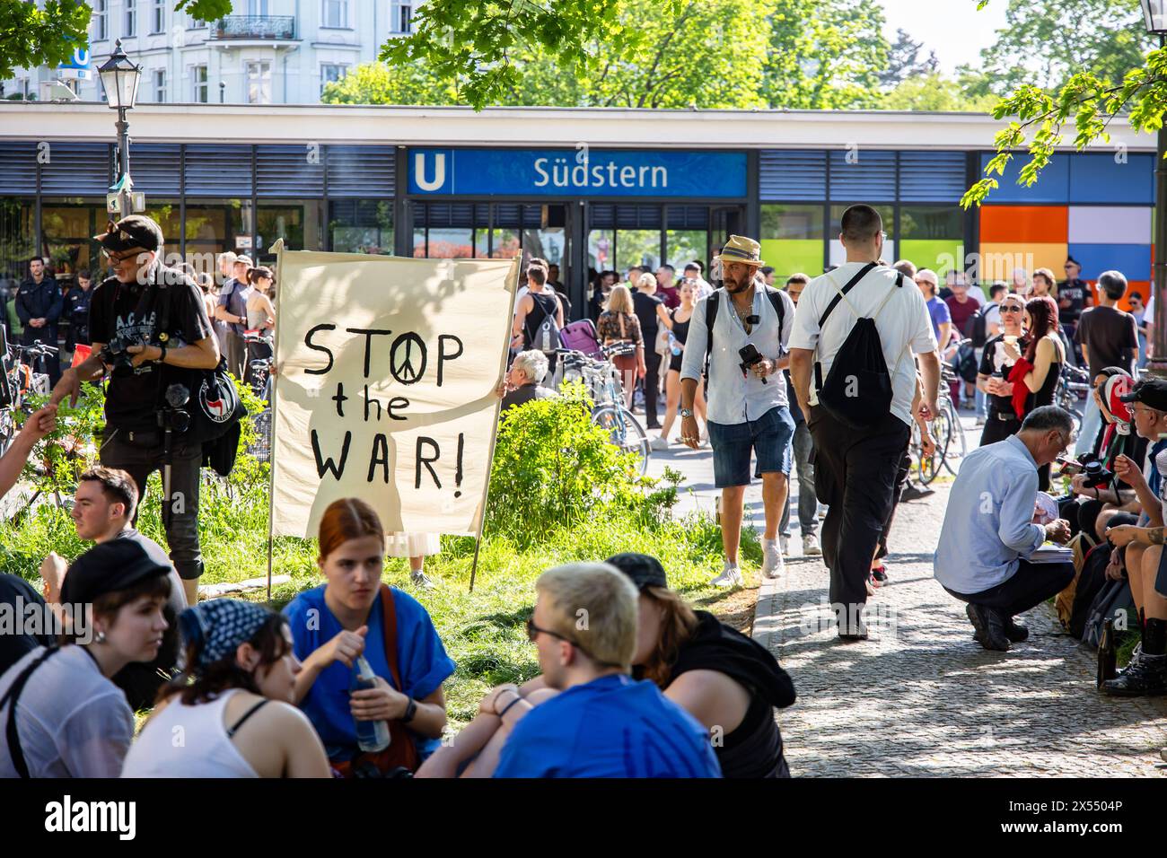 Menschen in Kreuzberg vor der Revolutionären Demontration in Berlin am