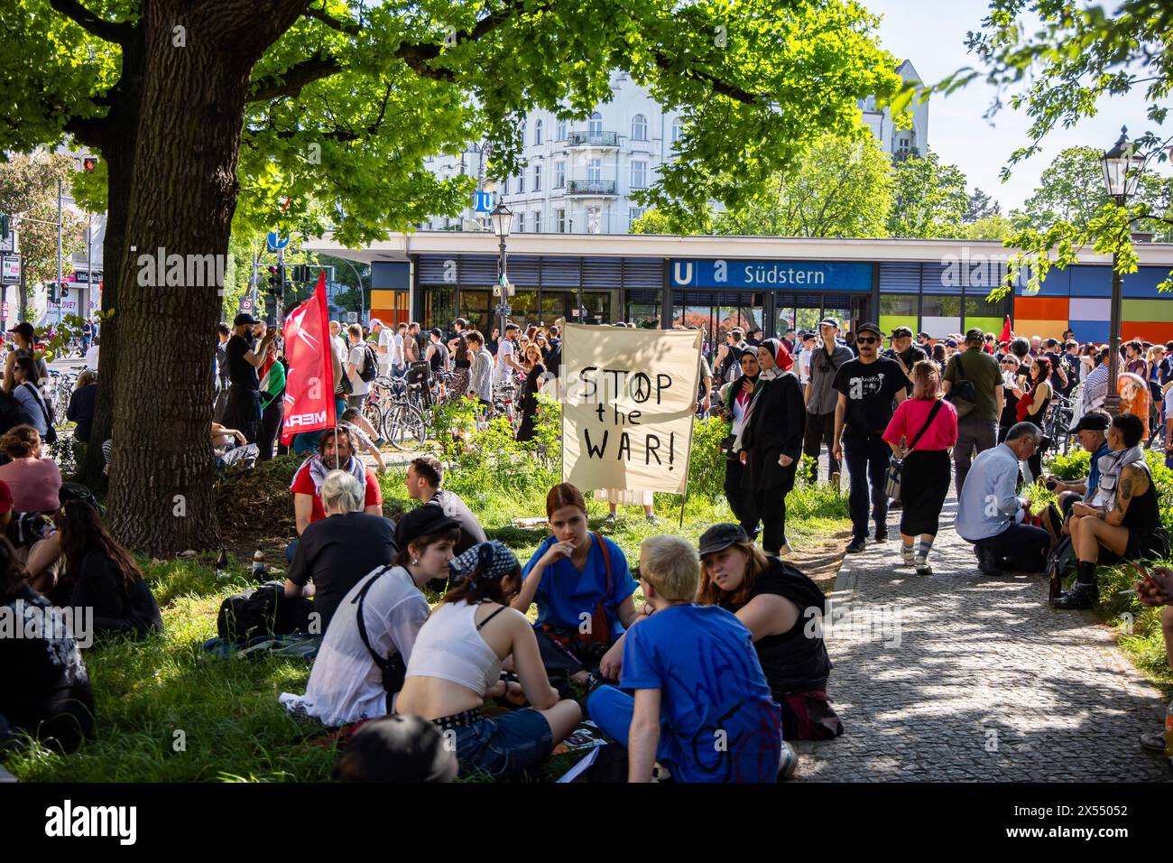 Menschen in Kreuzberg vor der Revolutionären Demontration in Berlin am