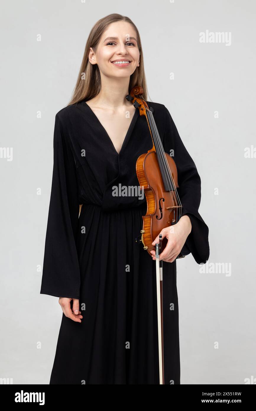 Portrait of attractive woman musician playing violin Stock Photo - Alamy