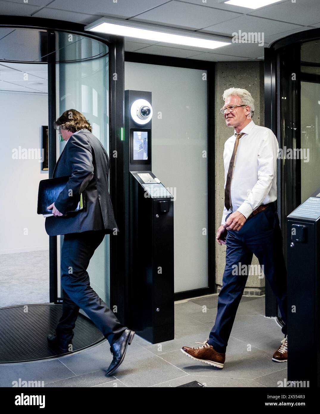 THE HAGUE - Tony van Dijck (PVV) and informant Elbert Dijkgraaf during a break from the formation talks. The parties must agree on an outline agreement this week. This agreement must be in place by May 15. ANP REMKO DE WAAL netherlands out - belgium out Stock Photo