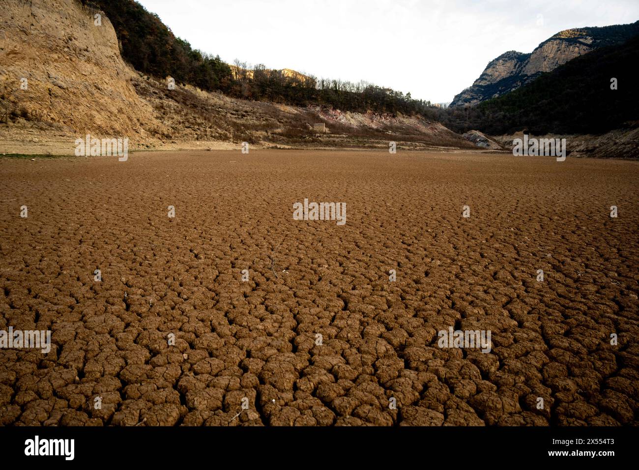 february, 01 2024 Cercs, Spain Drought  Barcelona-Baells Reservoir Drought,Llobregat river  Photo Eric Renom/LaPresse  The Baells reservoir, which is nourished by the Llobregat River, is under minimum levels the day Catalonia declares a state of emergency due to drought in the metropolitan area of Barcelona, limiting the use of water or showers in gyms. The Llobregat River, the river that feeds this reservoir, is the most industrialized river in Catalonia, as it supplies the entire industrial area around Barcelona and is therefore vital for the operation of the Catalan industry, from the car b Stock Photo