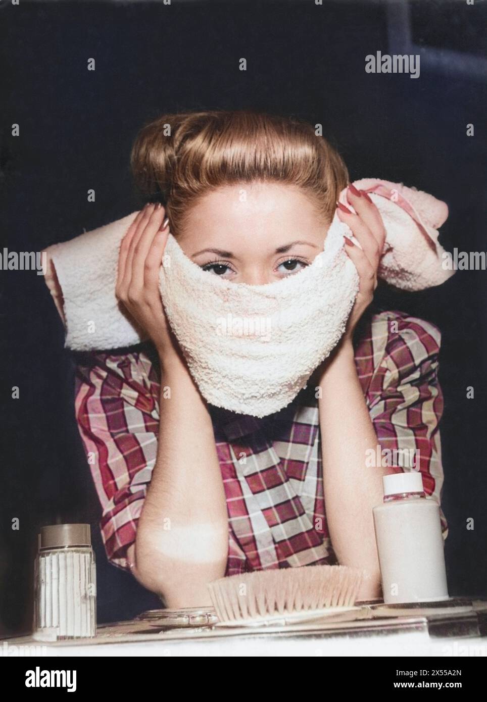 1950s women cosmetics hi-res stock photography and images - Alamy